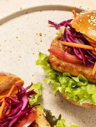 Burger di pesce piccante con cavolo e insalata di carote