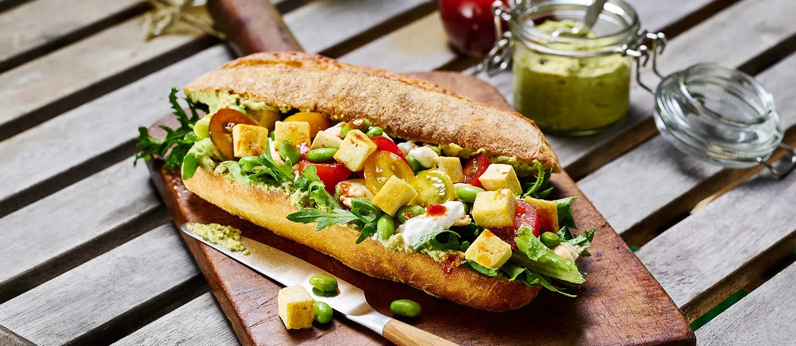 Sandwich con burrata, pomodoro e pesto di tofu