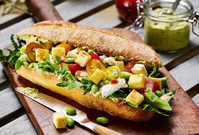 Sandwich con burrata, pomodoro e pesto di tofu