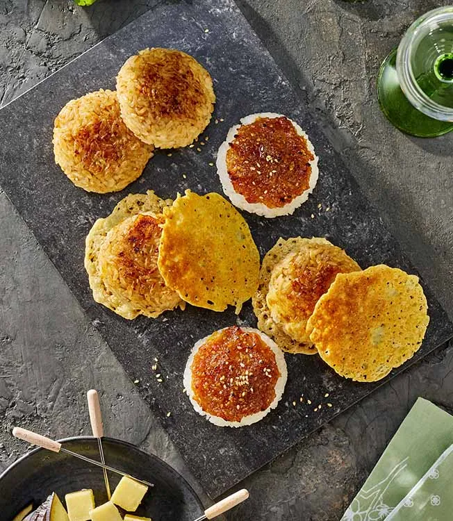 Yaki onigiri con miso e formaggio
