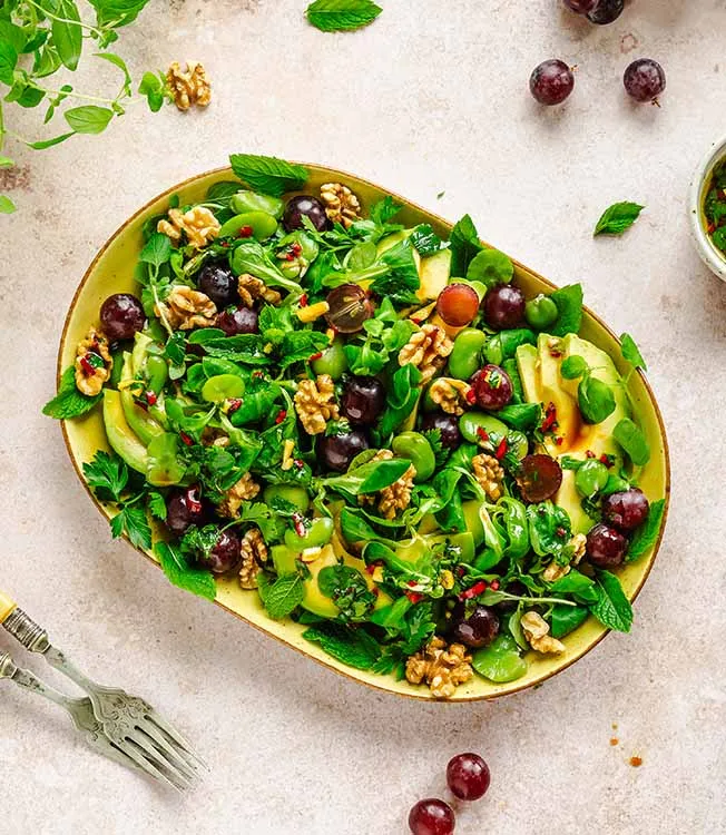 Insalata di avocado, fave e uva