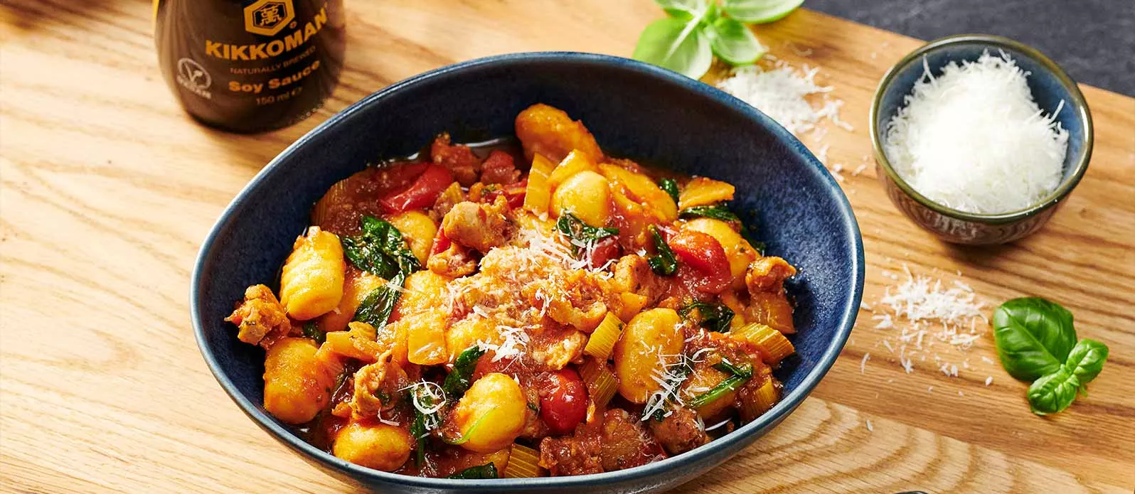 Gnocchi piccanti con pomodori e salsiccia, finocchio e spinaci