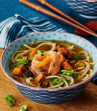 Ramen di salmone affumicato con patate dolci e melanzane