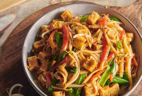 Noodles saltati in padella con tofu: Chow Mein vegetariano