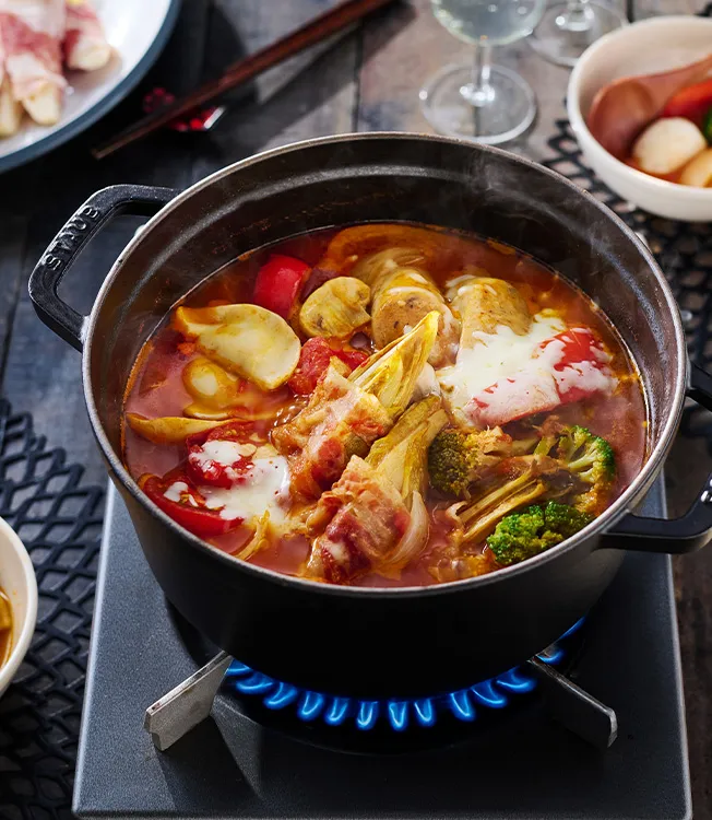 Hot pot piccante al pomodoro e kimchi