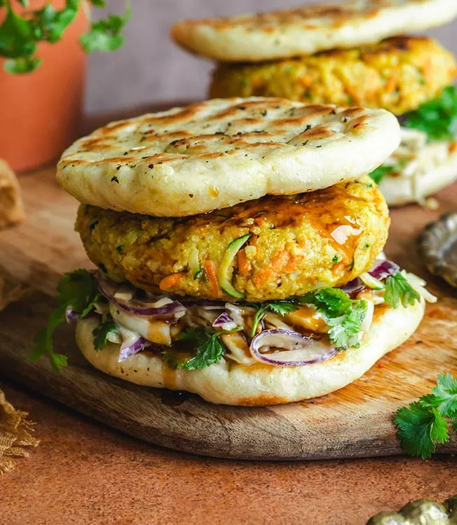 Hamburger esotico vegano in stile indiano