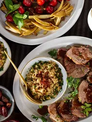 Cosciotto d'agnello con pilaf di orzo