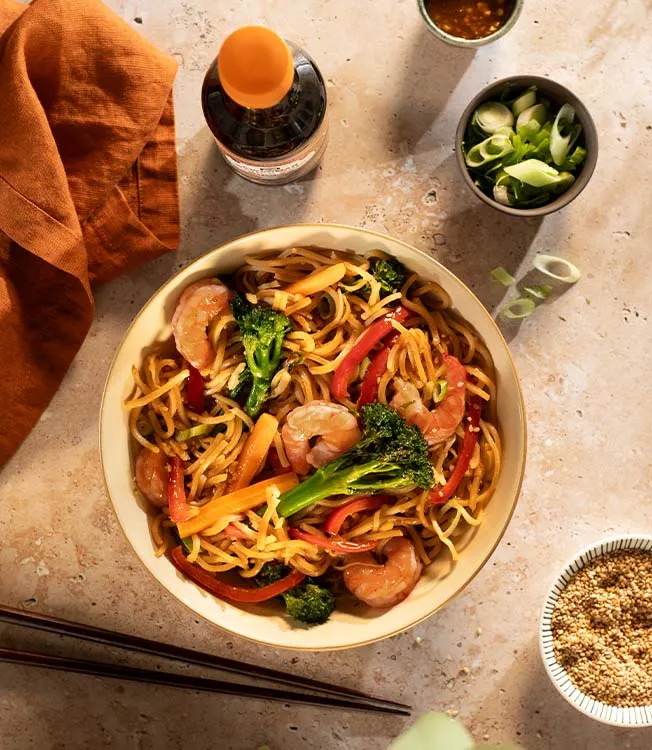 Soba saltati con gamberi e verdure