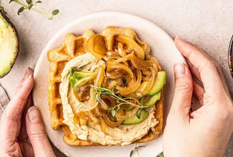 Waffles con hummus e cipolla teriyaki con timo