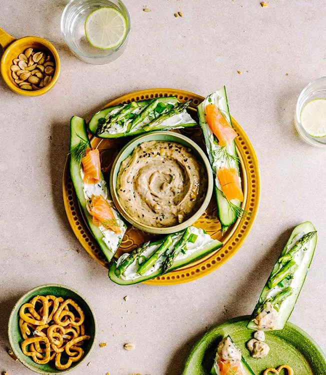 Salsa a base di maionese in stile Tahini con barchette di cetriolo ripiene