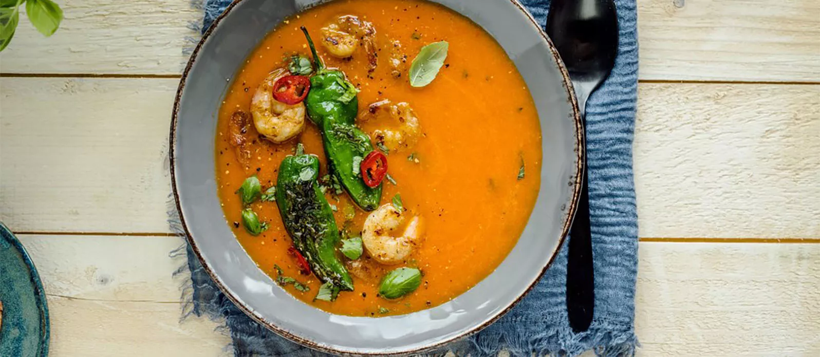 Zuppa cremosa di peperoni e pomodori con gamberi teriyaki