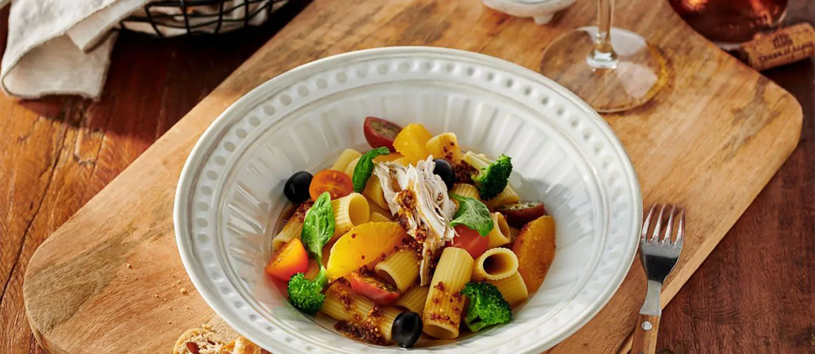 Insalata di rigatoni con pollo e dressing di salsa di soia e senape