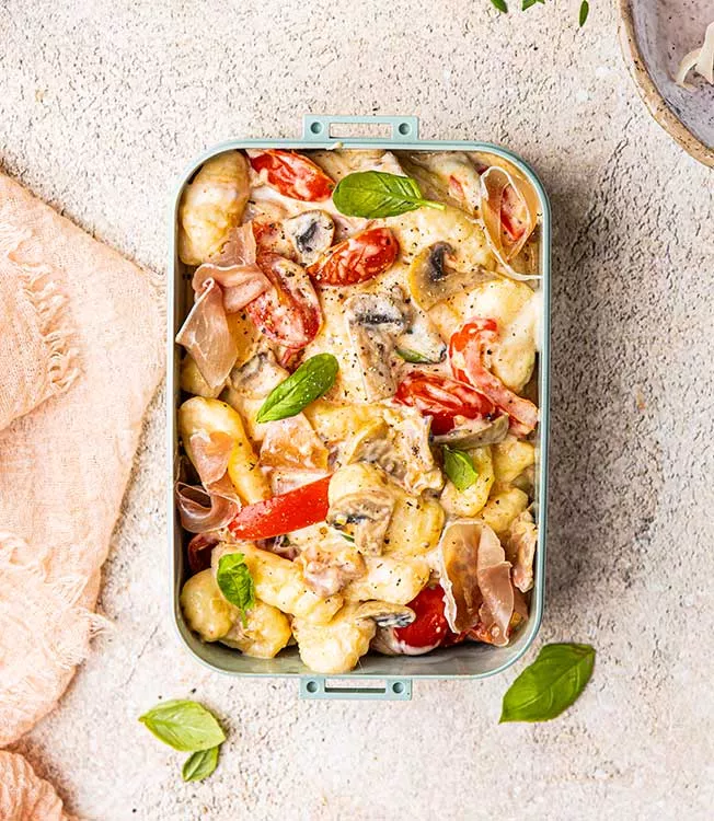 Gnocchi con prosciutto, peperoni, funghi, pomodorini e burrata