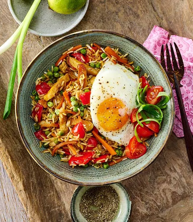 Nasi goreng con pollo, uovo e salsa di soia