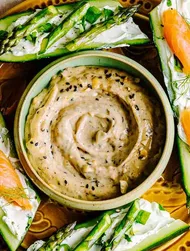 Salsa a base di maionese in stile Tahini con barchette di cetriolo ripiene
