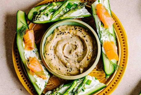 Salsa a base di maionese in stile Tahini con barchette di cetriolo ripiene