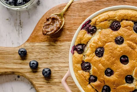 Budino d'avena con mirtilli e caramello ai datteri