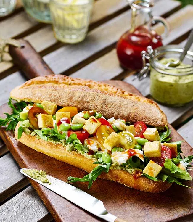 Sandwich con burrata, pomodoro e pesto di tofu