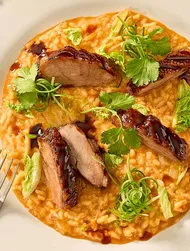 Risotto al kimchi con petto d'oca croccante
