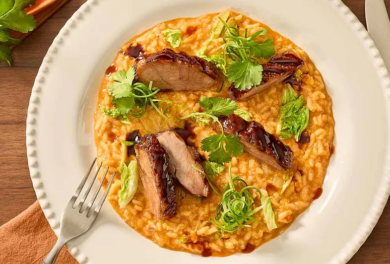 Risotto al kimchi con petto d'oca croccante