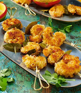 Spiedini di gamberi impanati piccanti con salsa cremosa di edamame
