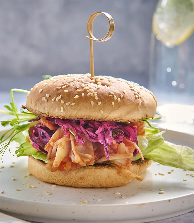 Hamburger di jackfruit in stile pulled pork