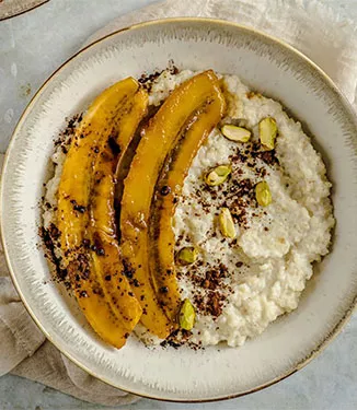 Porridge di miglio con banana caramellata