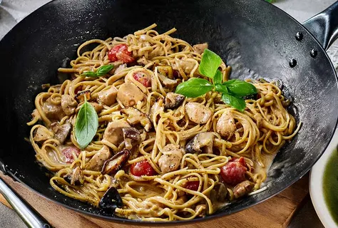 Pasta Alfredo con pollo e salsa teriyaki