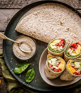 Involtini di spinaci, peperoni, avocado e mango