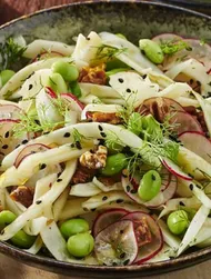 Insalata di finocchio, edamame e noci con dressing di salsa di soia agli agrumi Ponzu con limone, basilico e aneto