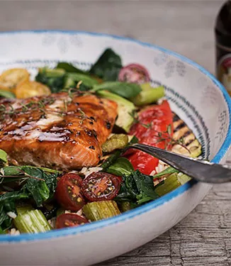 Superfood Bowl con verdure, salmone e riso
