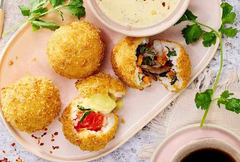 Salsa dip di maionese al mango con polpettine di sushi fritte