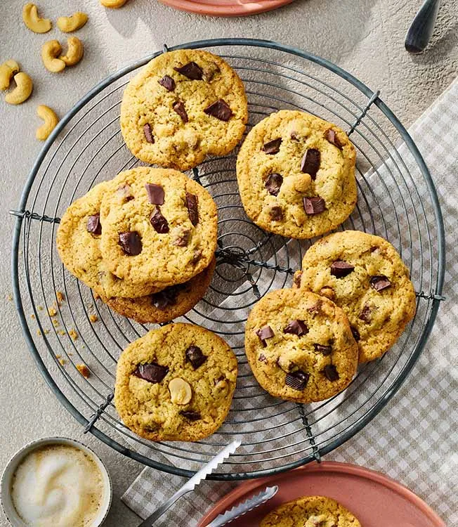 Biscotti con gocce di cioccolato e anacardi