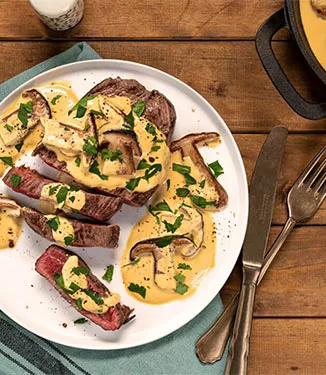 Funghi fritti con salsa alla panna, senape e salsa di soia