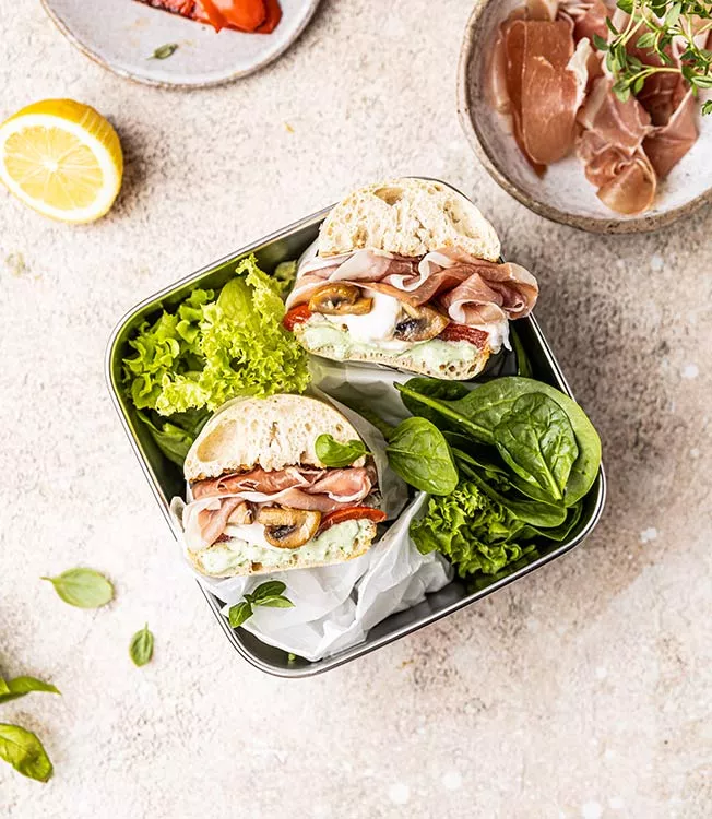 Ciabatta con peperoni grigliati, burrata, prosciutto crudo e funghi caramellati