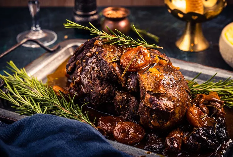 Agnello brasato con frutta secca