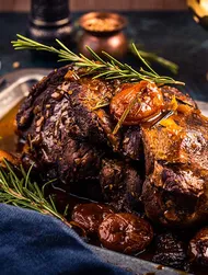 Agnello brasato con frutta secca