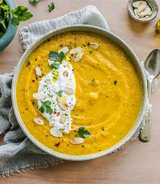 Zuppa di carote facile con coriandolo, burrata e mandorle