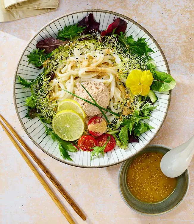Insalata di udon in stile orientale