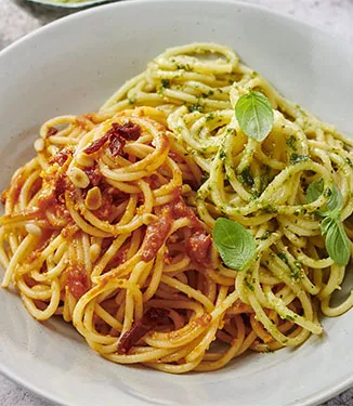 Pasta al pesto verde e rosso con pomodori & avocado