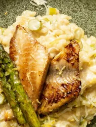 Fresco risotto al limone con asparagi e tilapia croccante