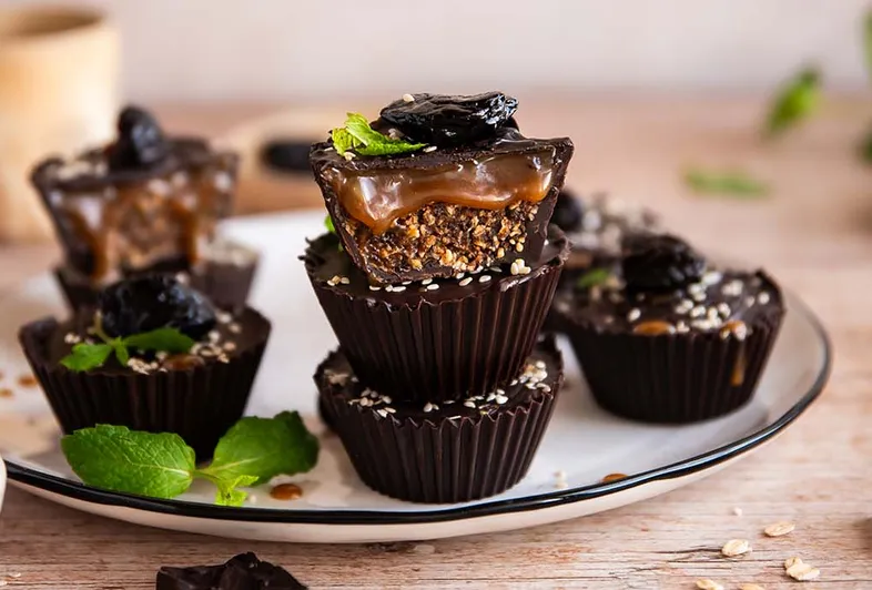 Chocolate Cups con caramello al miso