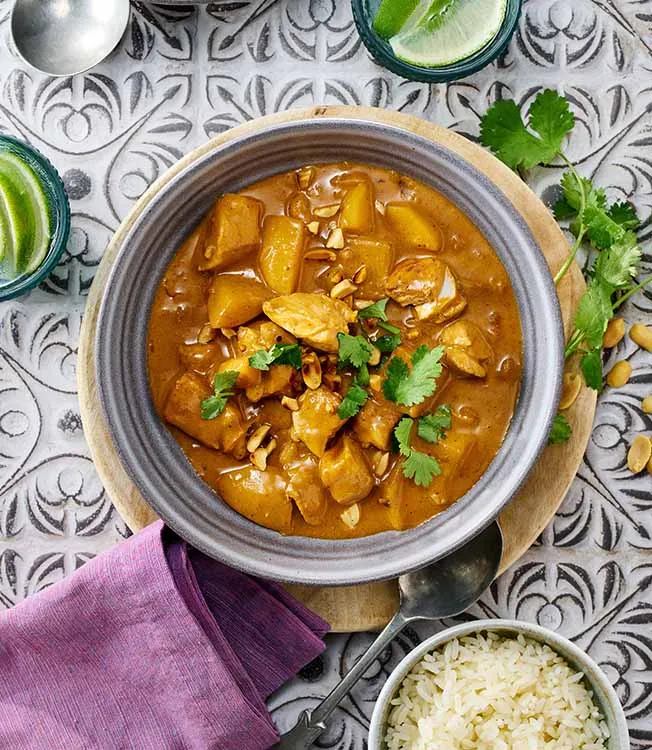 Curry Massaman con pollo, patate e arachidi