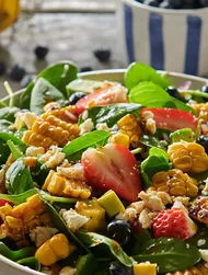 Insalata di mais con feta e frutti di bosco