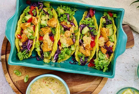 Salsa di maionese all'ananas con tacos di salmone