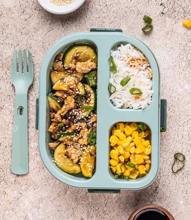 Bowl di riso con tacchino e zucchine