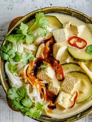 Zuppa di noodle thailandese tofu e kimchi