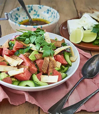 Insalata di anguria con strisce di tortilla croccanti