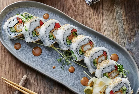 Roll di bastoncini di pesce (Uramaki)