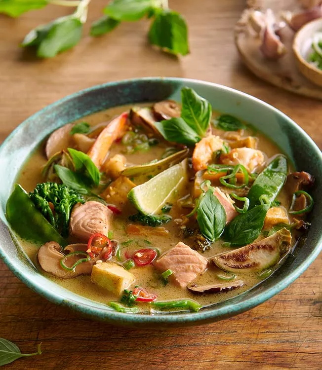 Zuppa di lime tailandese con tofu, salmone e gamberi